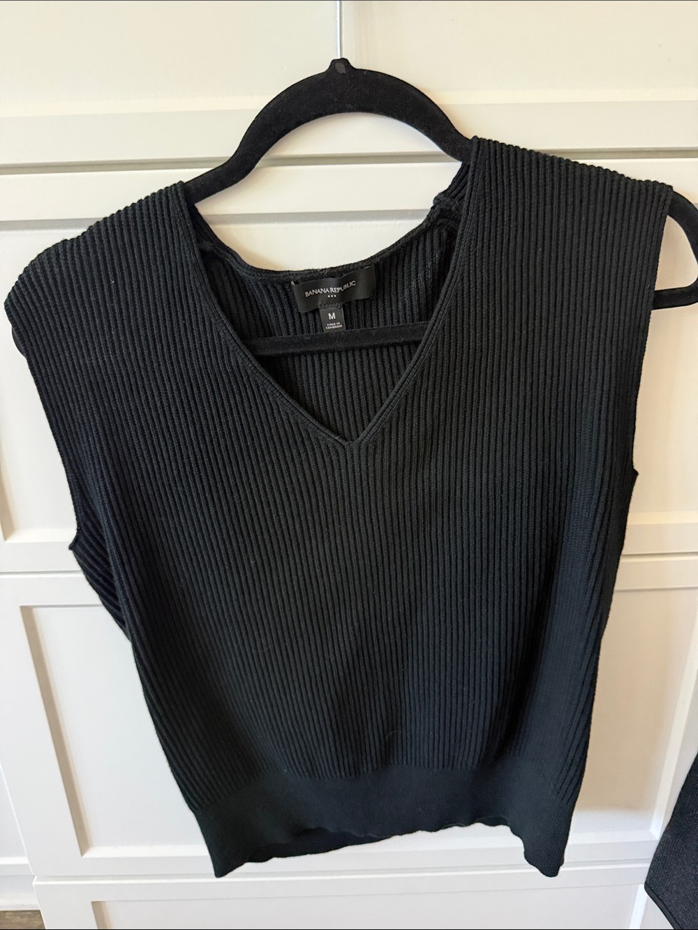 Banana Republic Black Ribbed V-Neck Sleeveless Sweater Tank (Never Worn)